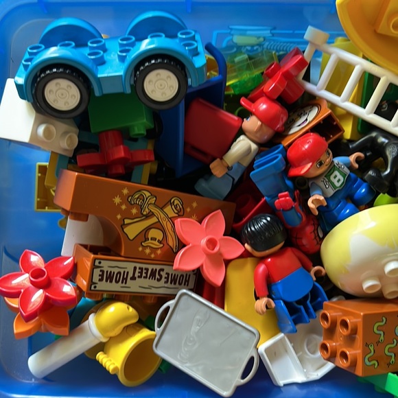 Lego Duplo Building Blocks 100 piece Surprise Box - Picture 3 of 3